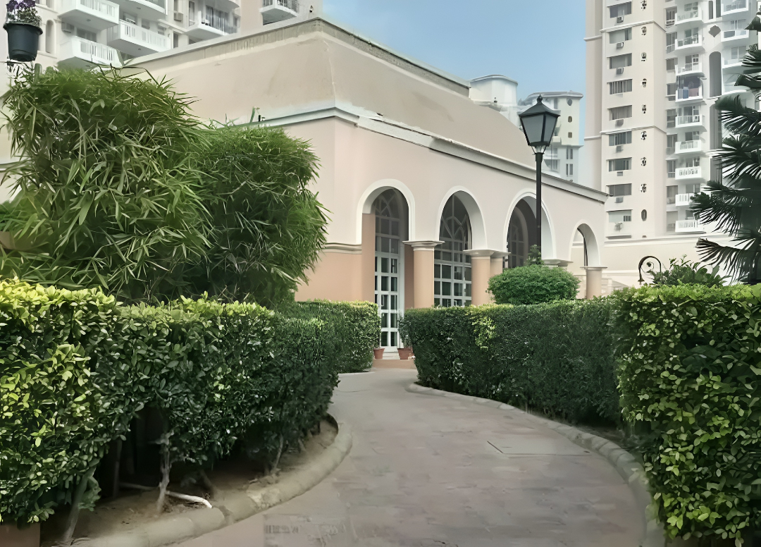 DLF Trinity Towers in DLF Phase 5 Walkways